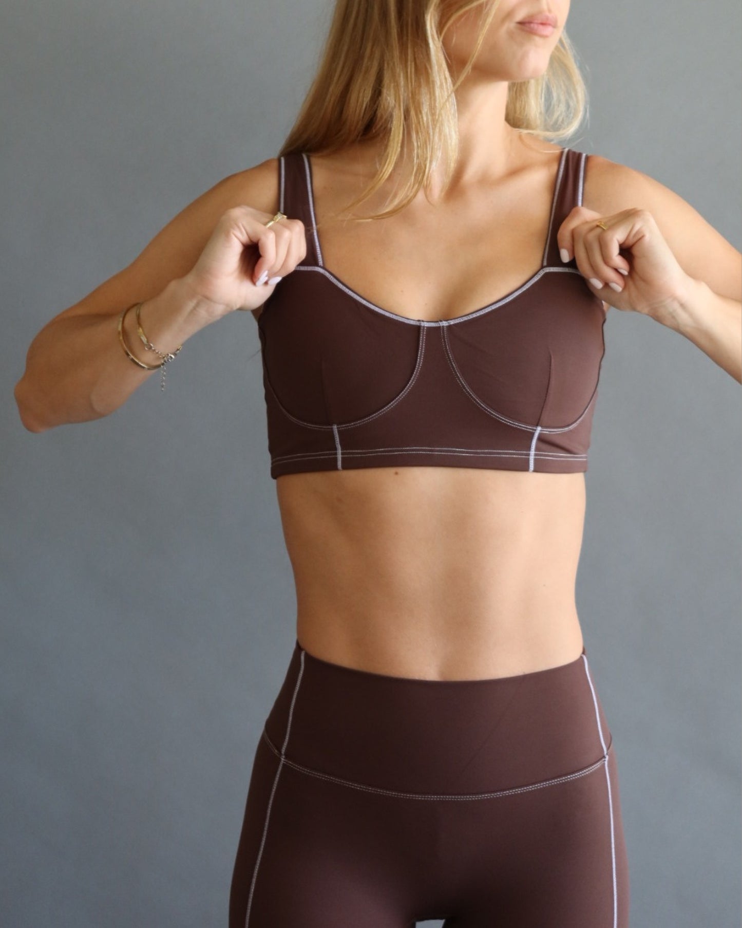 Sujetador deportivo costuras café