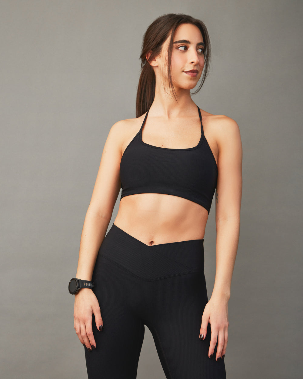 Sujetador Deportivo Rib Tiras Negro – Máximo Soporte y Estilo