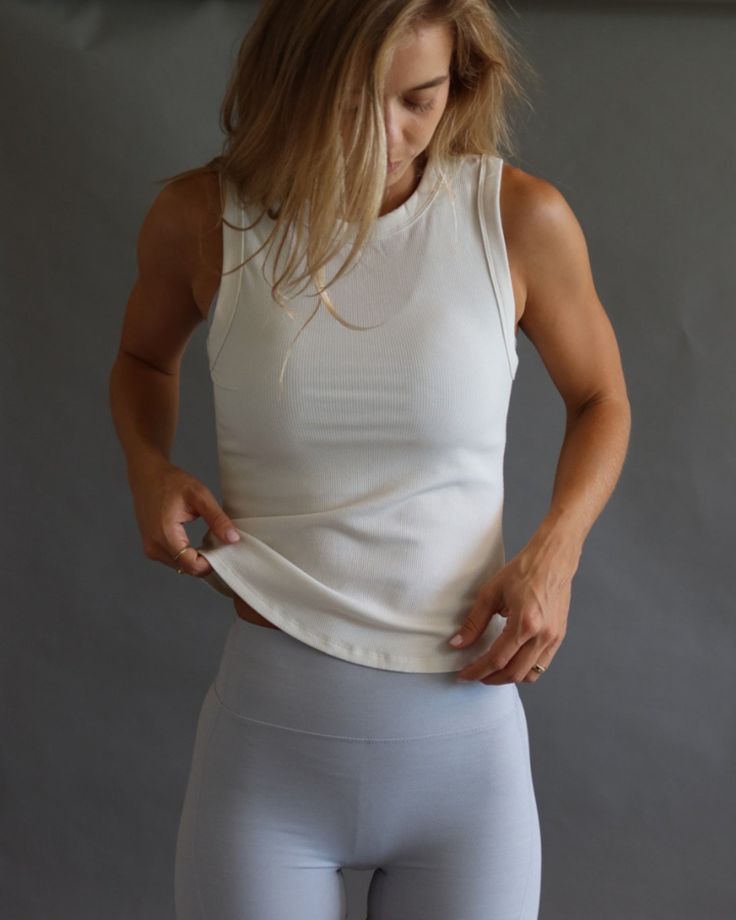 Polera deportiva básica crema