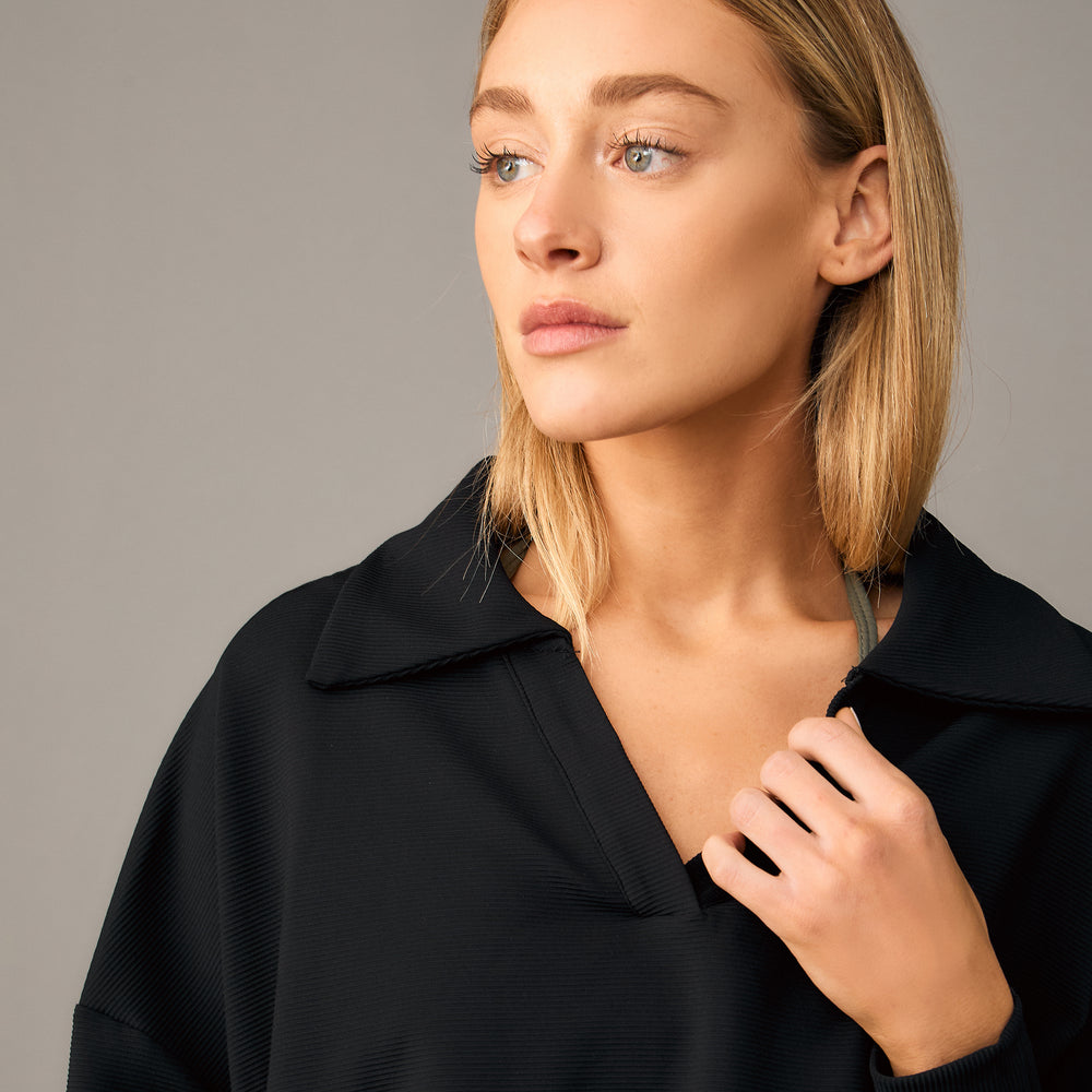 
                      
                        Sudadera deportiva cuello polo negra – Tejido respirable de secado rápido
                      
                    