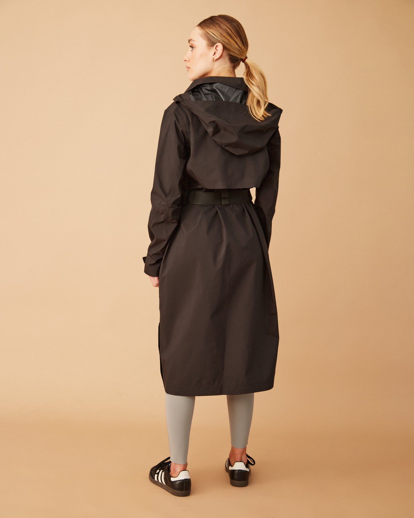 Trench cortaviento negro