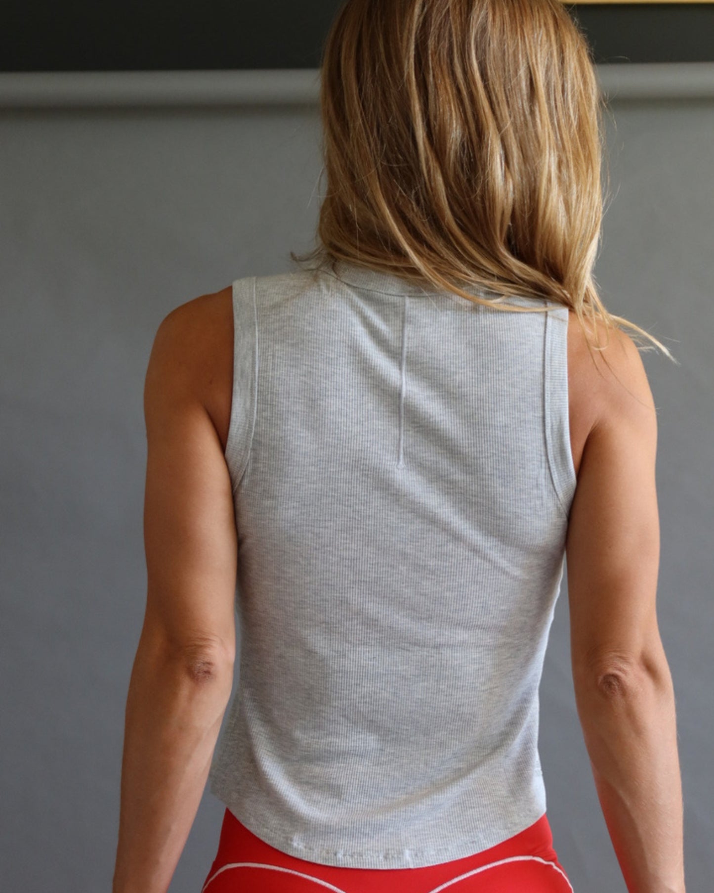 Polera deportiva básica gris